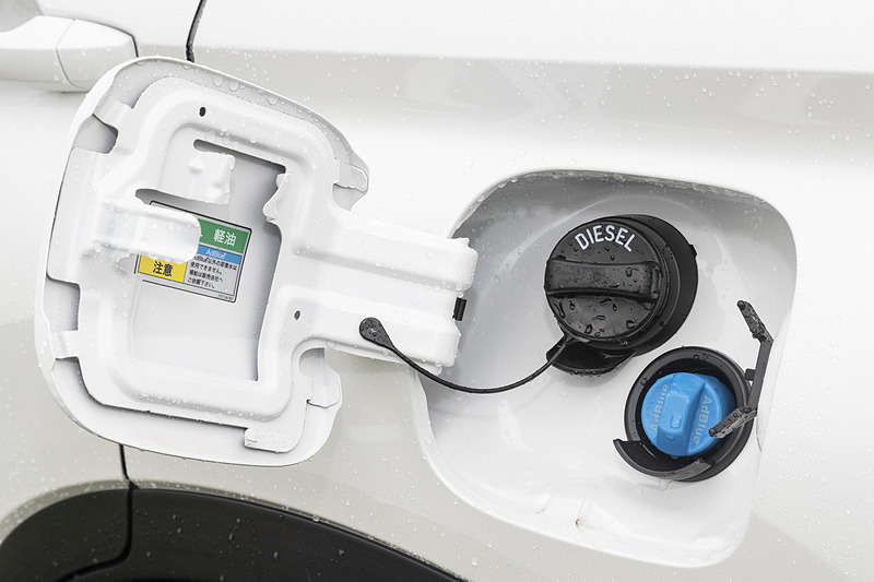 給油口横にはAdBlueの給水口を備える
