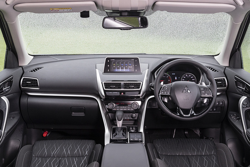 G Plus Packageのインテリア。ステアリングホイールとシフトノブは本革巻。ハイコントラストメーター（常時照明点灯タイプ/照度調整機能付）、パドルシフト、S-AWCドライブモードセレクター（プッシュボタン）、運転席＆助手席シートヒーターなどを標準装備する