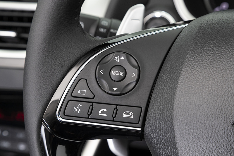 メーカーオプションの7インチWVGA ディスプレイメモリーナビゲーション（MMCS）を選択すると、ステアリングスポーク部にマルチアラウンドモニター用カメラのスイッチが装着される