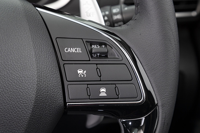 メーカーオプションの7インチWVGA ディスプレイメモリーナビゲーション（MMCS）を選択すると、ステアリングスポーク部にマルチアラウンドモニター用カメラのスイッチが装着される