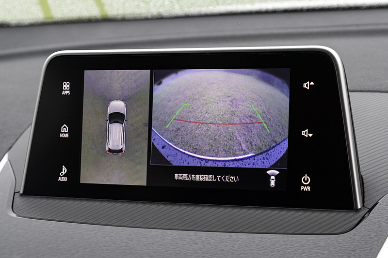 メーカーオプションの7インチWVGA ディスプレイメモリーナビゲーション（MMCS）を選択すると、ステアリングスポーク部にマルチアラウンドモニター用カメラのスイッチが装着される