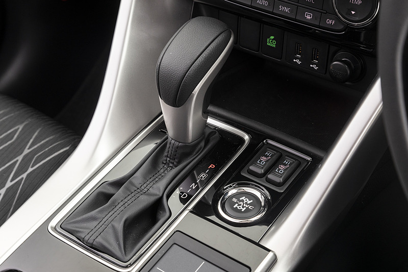 G Plus Packageのインテリア。ステアリングホイールとシフトノブは本革巻。ハイコントラストメーター（常時照明点灯タイプ/照度調整機能付）、パドルシフト、S-AWCドライブモードセレクター（プッシュボタン）、運転席＆助手席シートヒーターなどを標準装備する