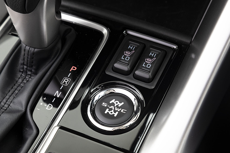 G Plus Packageのインテリア。ステアリングホイールとシフトノブは本革巻。ハイコントラストメーター（常時照明点灯タイプ/照度調整機能付）、パドルシフト、S-AWCドライブモードセレクター（プッシュボタン）、運転席＆助手席シートヒーターなどを標準装備する