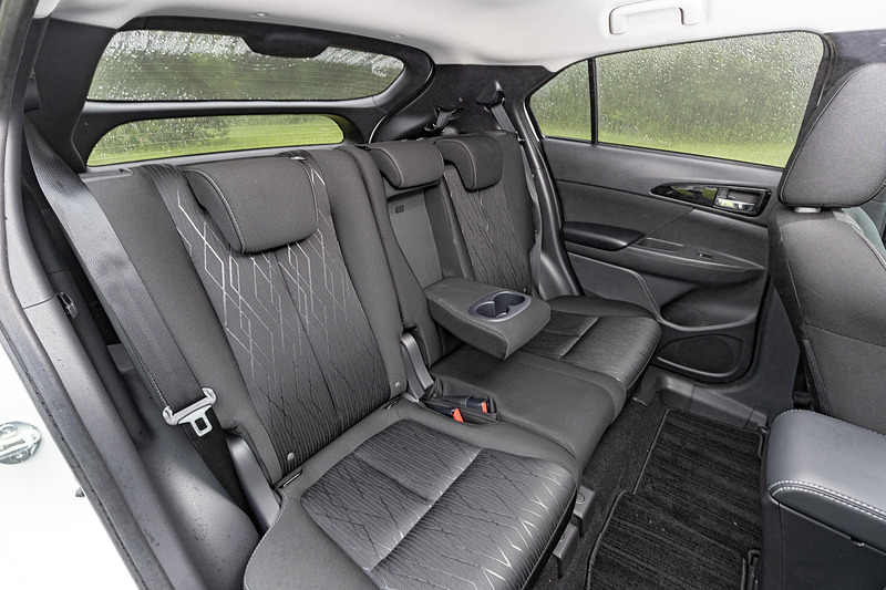 ファブリックシートはダイヤをモチーフとした加工が施される