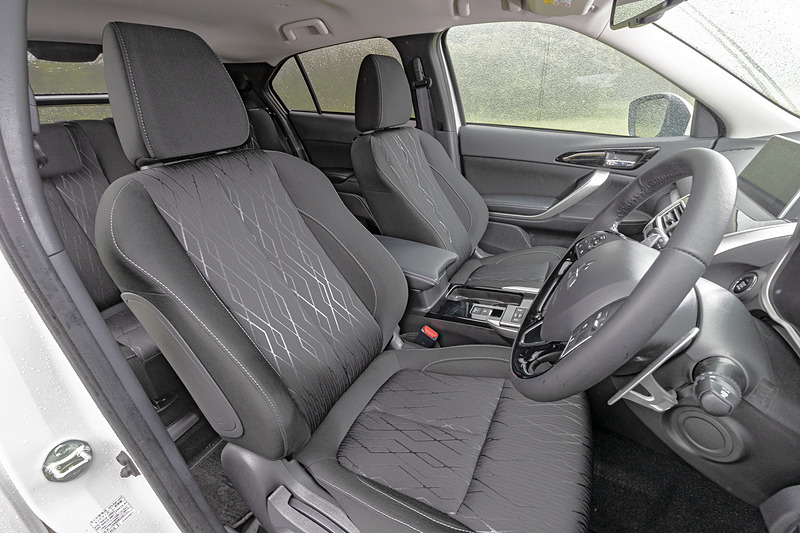 ファブリックシートはダイヤをモチーフとした加工が施される