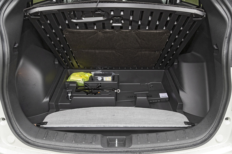 ラゲッジルームも広々としていて、サブトランクもしっかりスペースを確保