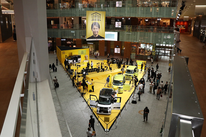 東京でのNEW TANTO LIFE MUSEUMは、東京 丸の内にある丸の内 KITTEの1回にあるオープンスペースのアトリウムで実施。新型タント4台が置かれていた