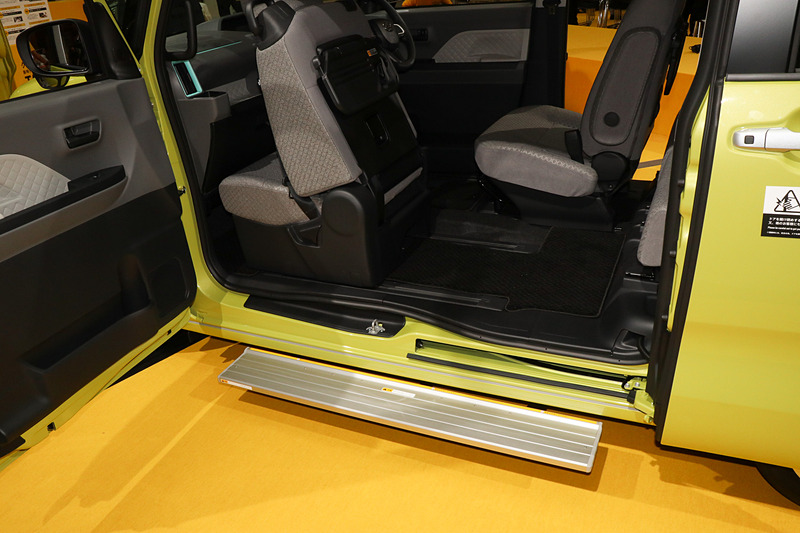新オプションの「ミラクルオートステップ」装着車も用意され、作動内容を確認できた