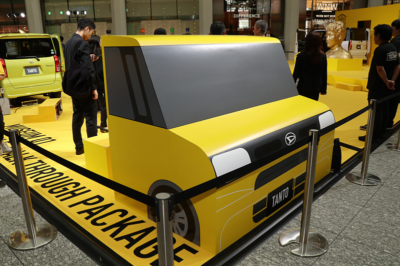 軽自動車初の駐車支援システム「スマートパノラマパーキングアシスト」について紹介する機材も用意