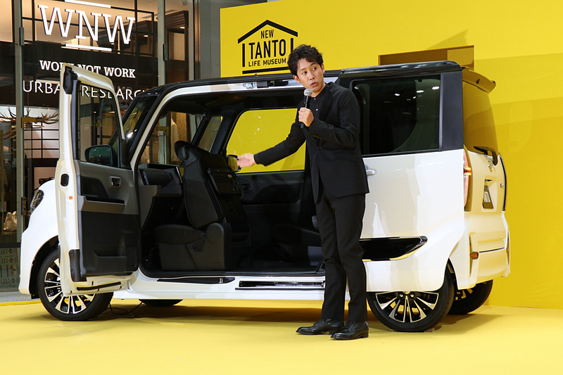 まずは大泉さんがタント カスタムの「ミラクルオープンドア」を開け、独自の広々とした開口部について紹介。タントでは広い開口部でスムーズに乗り降りできることを実演し、「ほかのクルマなんてねぇ、こんなもんですよ」（写真右下）と、かなり大げさなアクションも交えてミラクルオープンドアの魅力を説明した