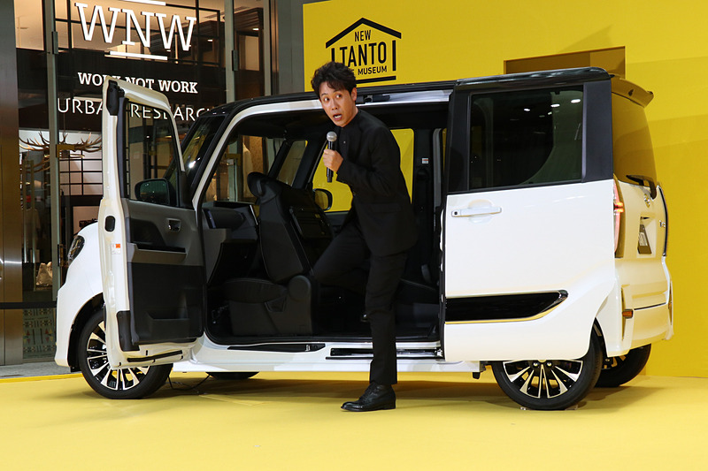 まずは大泉さんがタント カスタムの「ミラクルオープンドア」を開け、独自の広々とした開口部について紹介。タントでは広い開口部でスムーズに乗り降りできることを実演し、「ほかのクルマなんてねぇ、こんなもんですよ」（写真右下）と、かなり大げさなアクションも交えてミラクルオープンドアの魅力を説明した