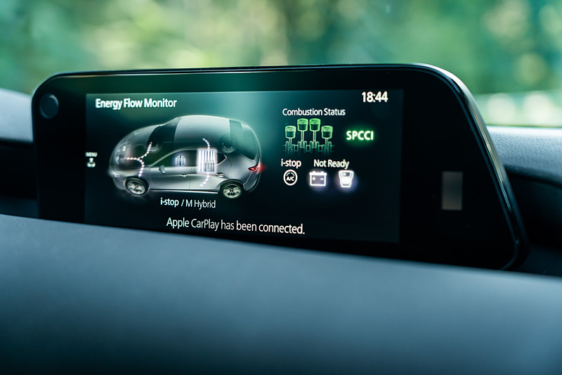 センターモニターは燃焼状態の表示が可能。SPCCIのロゴが点灯している間は、目標の圧縮着火が行なわれていることを示す