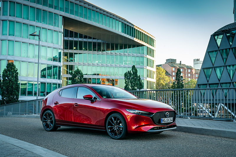 欧州仕様のMAZDA3（ハッチバック）のボディサイズは4460×1795×1435mm（全長×全幅×全高）、ホイールベースは2725mm。テールゲートに「SKYACTIV X」のバッヂが貼られるほか、足下は18インチホイール（タイヤサイズ：215/45R18）を装着