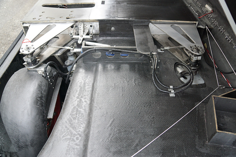 ダブルウィッシュボーン構造の板バネを採用して前面投影面積を減らした