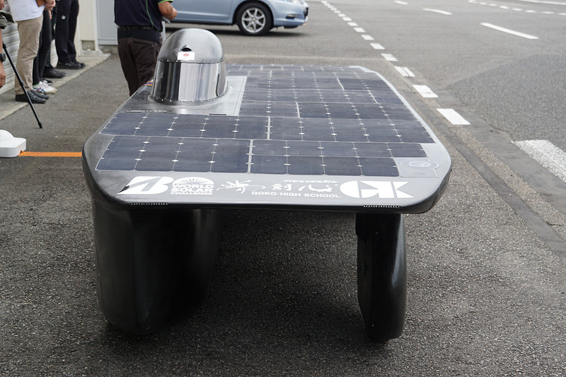 ダブルウィッシュボーン構造の板バネを採用して前面投影面積を減らした