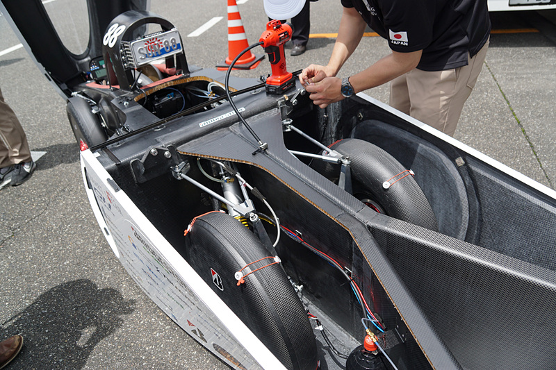 サスペンションにハイドロニューマチックを採用