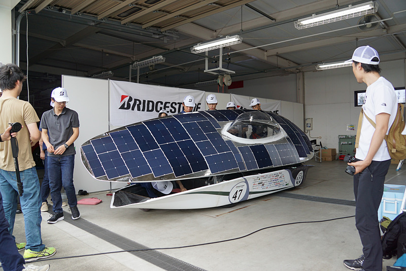 トラブルに対応するためにピットでの作業が続いた