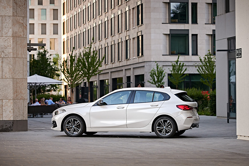 ドイツ ミュンヘンで行なわれた第3世代の新型1シリーズ国際試乗会では、「118d」「M135i xDrive」の2台に試乗。第3世代からはプラットフォームが一新され、従来のFR（後輪駆動）からFF（前輪駆動）をベースとしたパッケージングへと変更したのが大きなトピックとなる