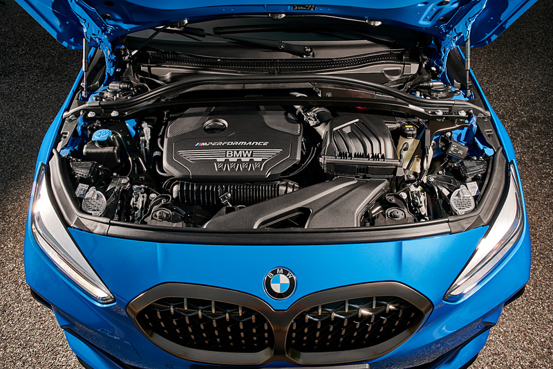 M135i xDriveは「BMWグループでラインアップする4気筒エンジンで最もパワフル」と評される直列4気筒2.0リッターターボエンジンを搭載。最高出力は225kW（306HP）/4500-6250rpm、最大トルクは450Nm/1750-5000pmを発生する