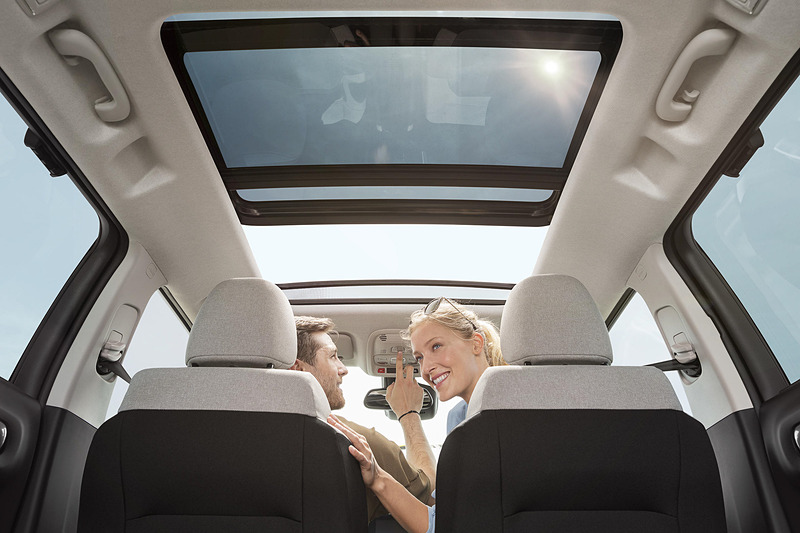 ルーフ面積のほとんどがガラスとなり、前席側を開放可能とした「パノラミックルーフ」をSHINEに設定