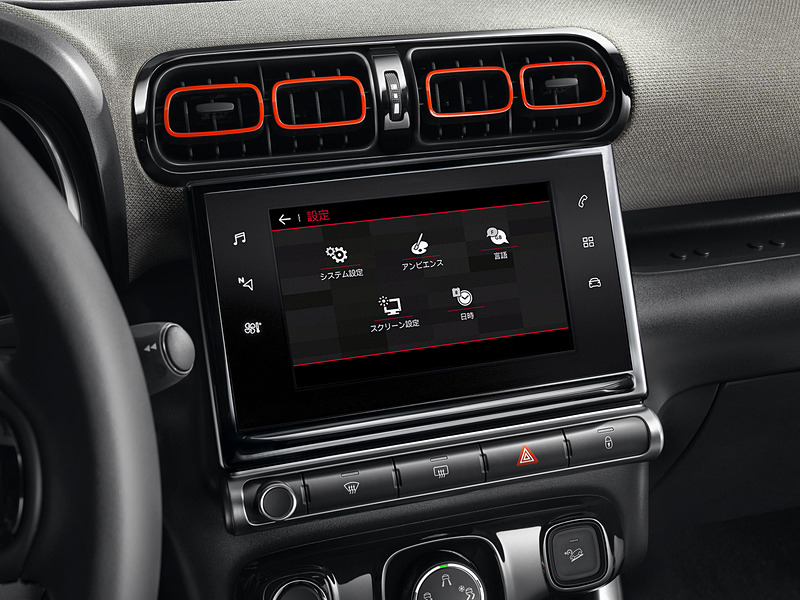 センターコンソールの高い位置に配された7インチタッチスクリーン