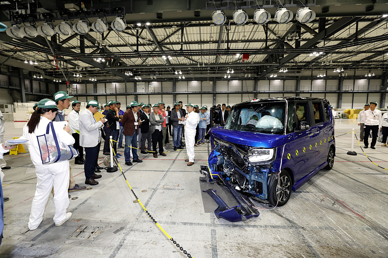 衝突後のN-BOXの運転席側ドアとスライドドアは衝突がなかったかのように開いた