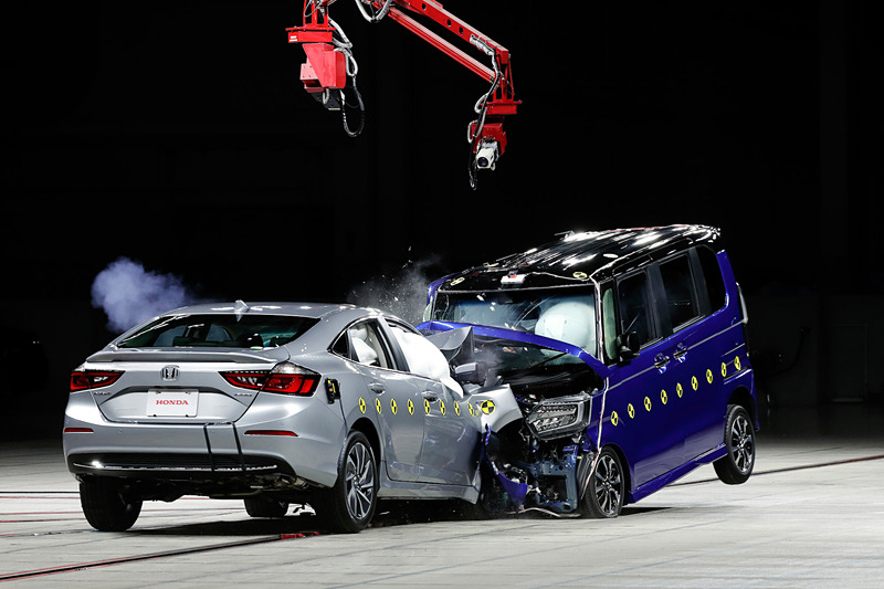 相対速度100km/hで衝突するN-BOXとインサイト