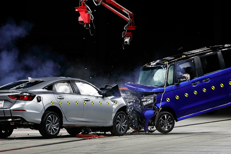 相対速度100km/hで衝突するN-BOXとインサイト