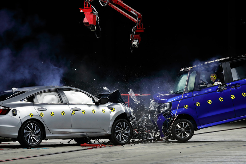 相対速度100km/hで衝突するN-BOXとインサイト