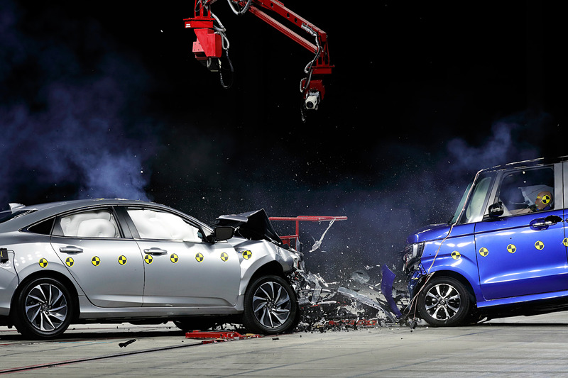 相対速度100km/hで衝突するN-BOXとインサイト