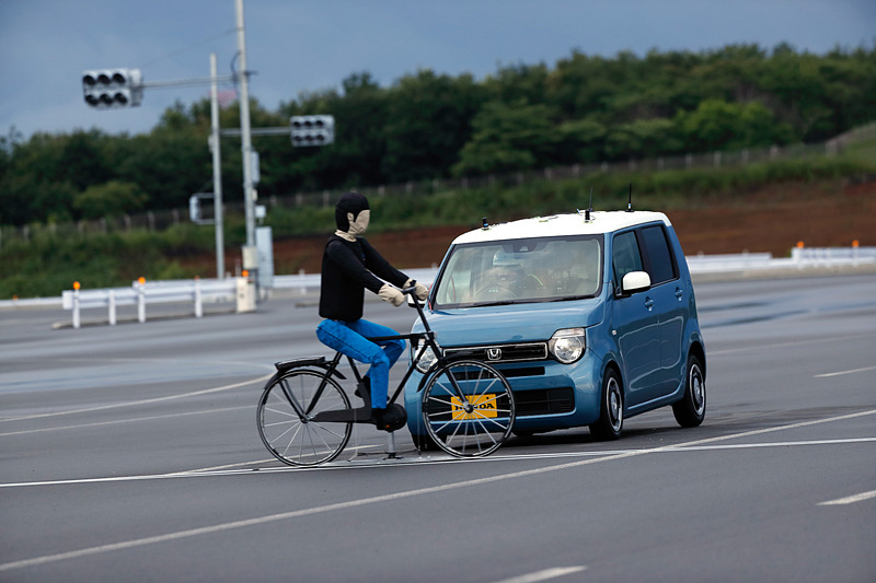 新型N-WGNで採用された、横断自転車を認識して衝突被害軽減ブレーキをかけるデモも行なわれた