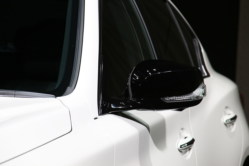 ブラック塗装のドアミラーも400R専用アイテム