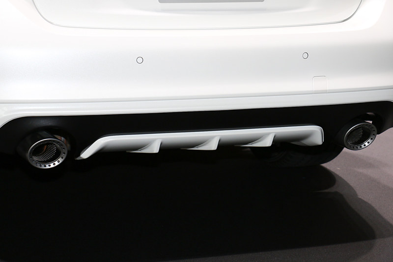 デュアルエキゾーストのテールパイプフィニッシャーが400R専用デザインとなる