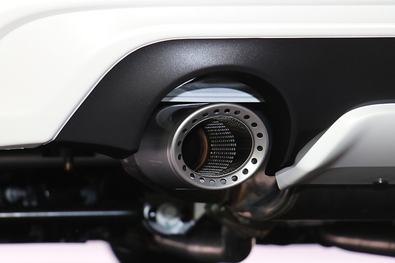 デュアルエキゾーストのテールパイプフィニッシャーが400R専用デザインとなる