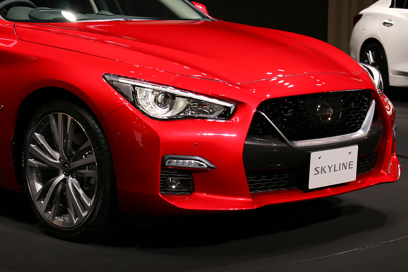 フロントグリルを「Vモーショングリル」に変更し、中央に日産の社名エンブレムを装着