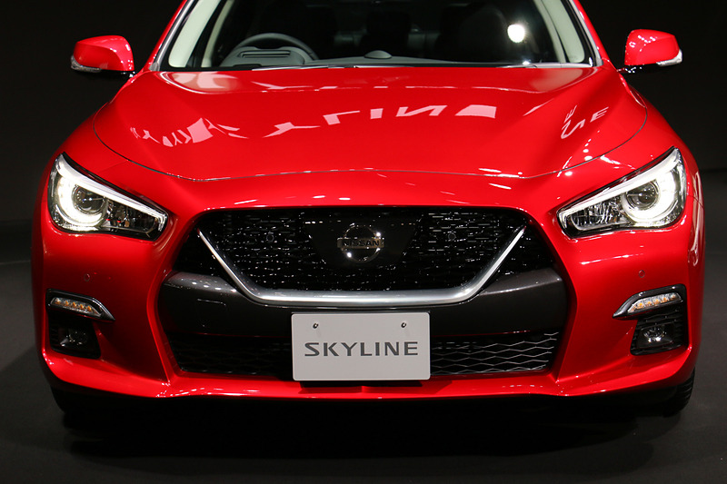 フロントグリルを「Vモーショングリル」に変更し、中央に日産の社名エンブレムを装着