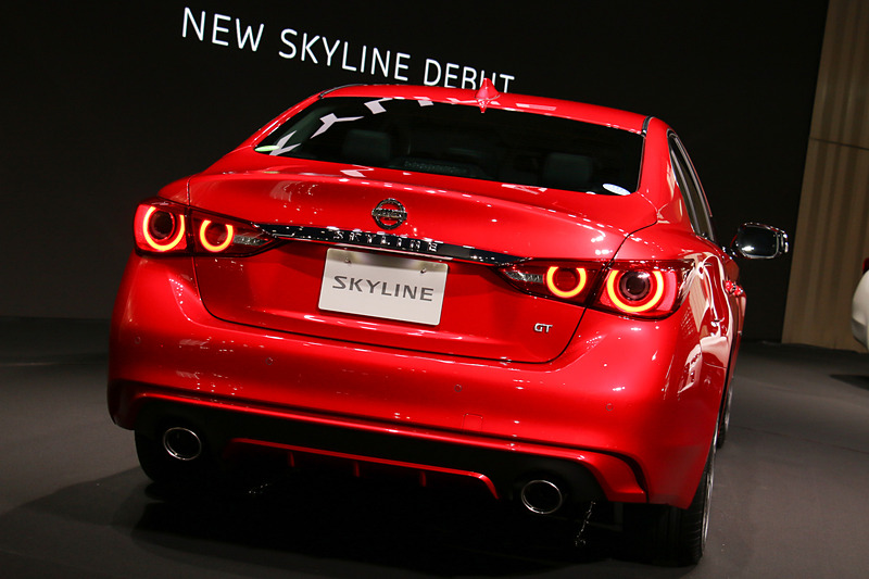 リアコンビネーションランプは丸目4灯タイプに変更された