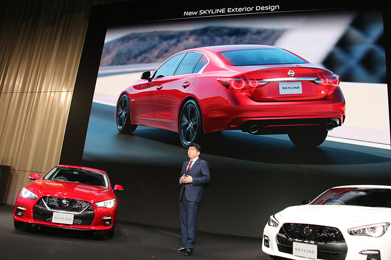 フロントマスクではVモーショングリルと日産のエンブレムなどで日産車であることをアピール。リアコンビネーションランプは丸目4灯のデザインに改めてスカイラインのヘリテージを強調する