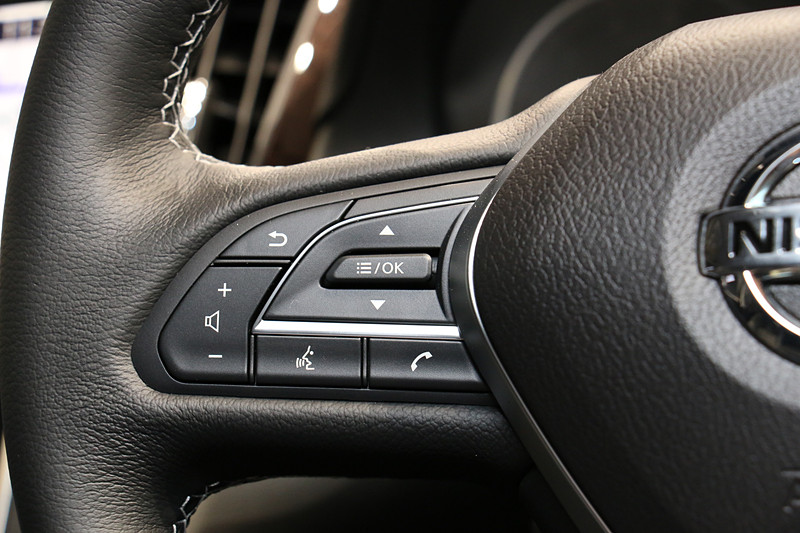 ステアリングスポーク左側のスイッチはオーディオやハンズフリー通話などに対応。右側はプロパイロット 2.0などの操作スイッチとなる