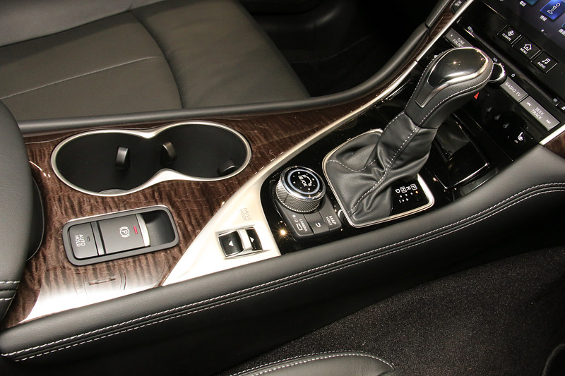 ハイブリッドモデルは全車電動パーキングブレーキを採用