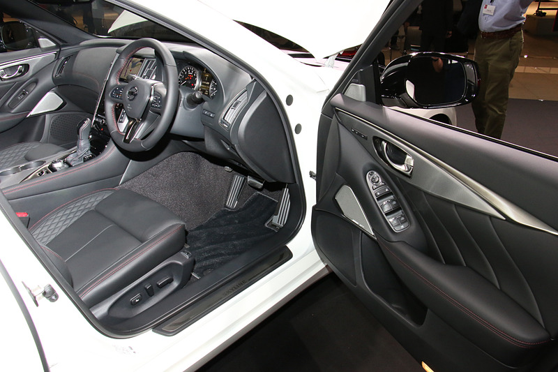 400Rのインテリア。サイドサポートがキルティングステッチ入りとなる本革スポーツシートを専用装着