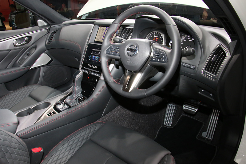 ステアリングやシフトセレクター、シートドアトリムなどにレッドステッチが施される