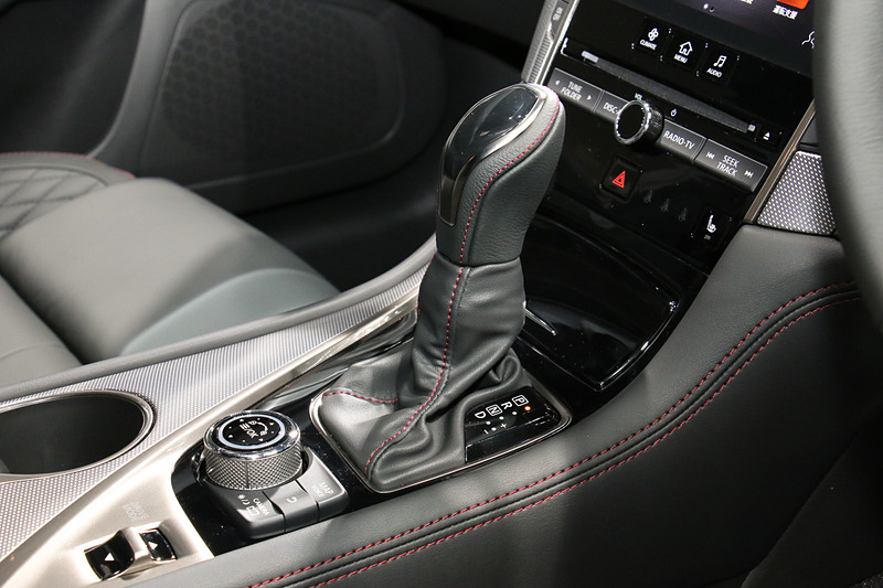 ステアリングやシフトセレクター、シートドアトリムなどにレッドステッチが施される