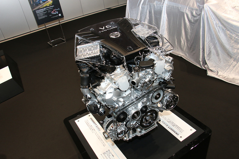 「VR30DDTT」型エンジンの単体展示