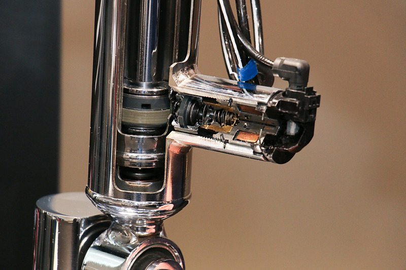 IDSはソレノイドアクチュエーターで減衰力を可変制御