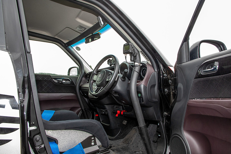 レースカー製作には指定部品と認定部品がある。指定部品はロールケージと前後の牽引フックで、これらは全車共通装備となる