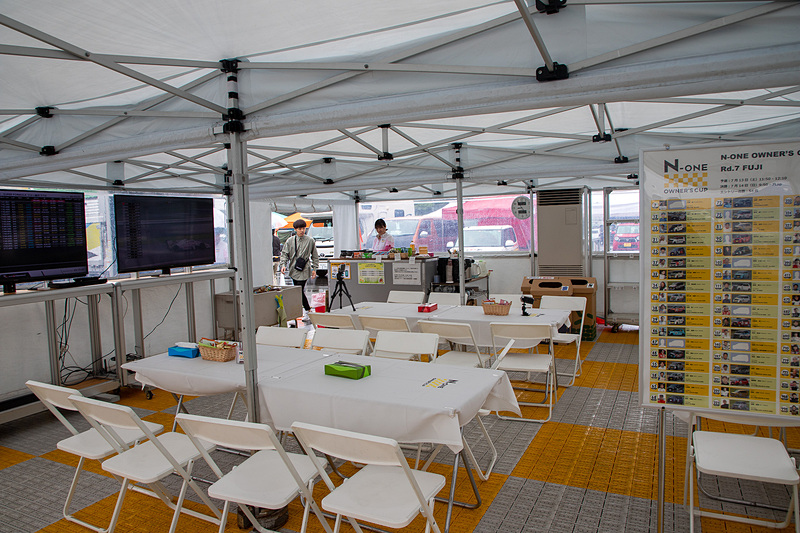 N-ONE OWNER'S CUPでは毎戦、主催者がホスピタリティを用意。エントラントやメカニックの食事や飲み物も用意する