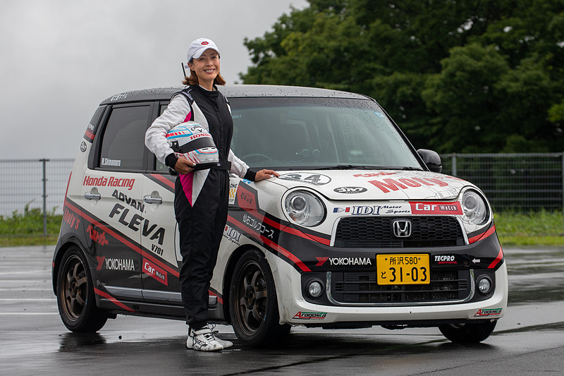 レースカーのN-ONEと下村さん。エントリー名は「YHアウティスタN-ONE」