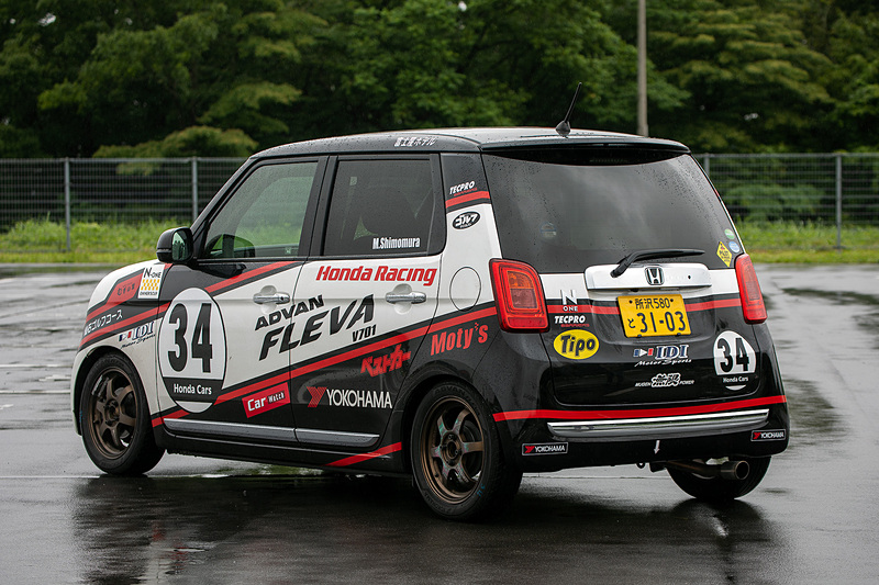 レースカーのN-ONEと下村さん。エントリー名は「YHアウティスタN-ONE」