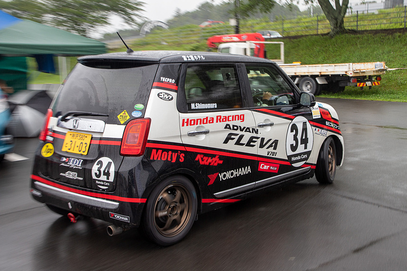 忙しい中に尋ねた取材班だったが、歓迎してくれた下村さん。挨拶が終わると出走前点検を受けるために34号車はパドックを出発